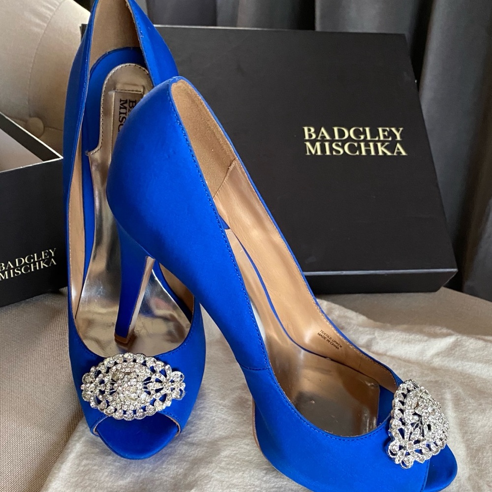 Badgley Mischka Goodie Peep Toe Pump